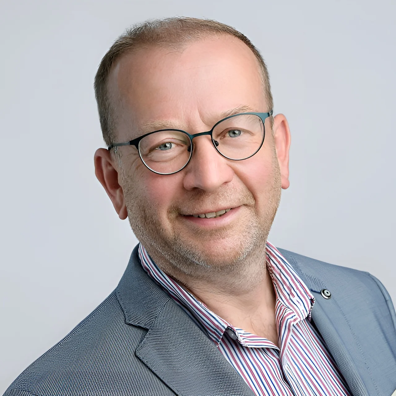Anwalt Boris Pfaff aus Bad Salzungen lächelt die Kamera und trägt ein graues Sakko.